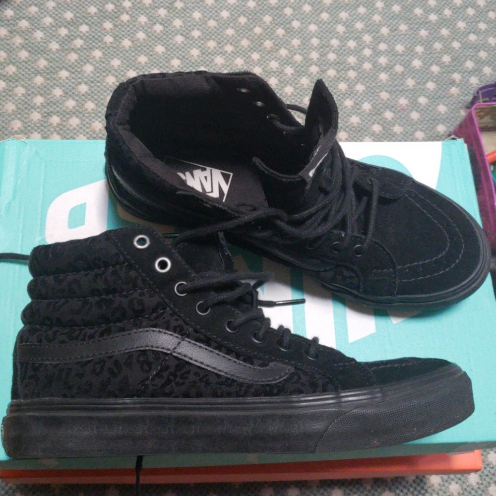 Van's black suede leppard print size 7 in women's